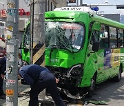 서울 강북구서 마을버스·택시 충돌.. 승객 6명 경상