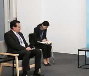 아스트라제네카 CEO 만난 文 "한국서 접종한 첫 백신, 의미 남달라"(종합)