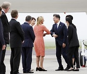 문 대통령, 영국 콘월 도착..G7 정상회의 공식일정 돌입