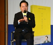 '친문 계파주의' 비판 김두관, 문대통령에 "큰형님 죄송하고 잘하겠습니다"