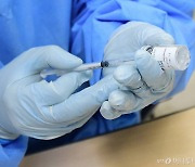 AZ 백신 맞은 50대 하루만에 사망.."열난 뒤 의식 잃어"