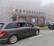 중국 "코로나, 우한 실험실 유출 불가능"..바이든에 반박