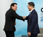 아스트라제네카 CEO와 인사 나누는 문재인 대통령