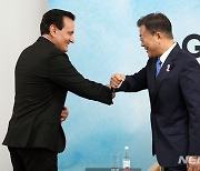 아스트라제네카 CEO와 인사 나누는 문재인 대통령