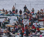 팔머스 해변 카약과 보트 타고 바다오염 반대 시위
