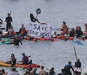 팔머스 해변 카약과 보트 타고 바다오염 반대 시위