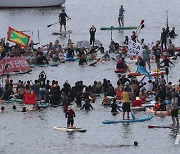 영국 팔머스 해변에서 바다오염 반대 시위