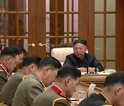 중앙군사위 제8기 제2차 확대회의 주재하는 김정은 북한 국무위원장