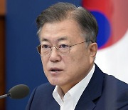 문 대통령, 한국인 첫 '교황청 장관' 유흥식 대주교에 축전