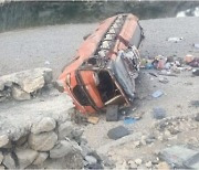 파키스탄서 버스 추락 사고 발생..20명 이상 사망