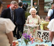 '분위기 메이커' 된 95세 英 여왕..농담 건네자 G7 정상들 '웃음꽃'