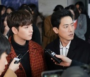 '안티팬' 최태준♥최수영, 기자들에 둘러싸인 두 사람 '로맨스 위기'