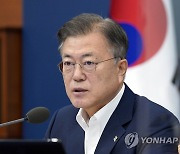 문대통령, 한국인 첫 '교황청 장관' 유흥식 대주교에 축전(종합)