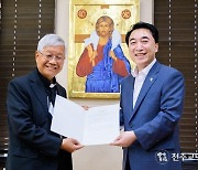 '한국인 첫 교황청 장관' 유흥식 대주교 만난 박수현 수석