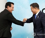 문대통령, 아스트라제네카 CEO에 "한국 생산능력 활용해달라"(종합)