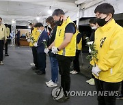 세월호 유가족, 철거건물 붕괴참사 합동분향소 참배