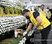 철거건물 붕괴참사 희생자 위로하는 세월호 유가족