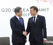 문대통령, 마크롱 프랑스 대통령과 약식회담..핵심기술 협력 논의