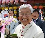 한국인 첫 교황청 장관 유흥식 대주교 "분에 넘치는 자리.. 교황께 지혜 구할 것"