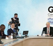 문 대통령, G7 마지막 회의에서 선도발언.."온실가스 감축 목표 추가 상향"