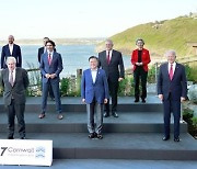 바이든, G7 공동성명서 쏘아올린 "더 나은 재건"..中, 일대일로 맞서나