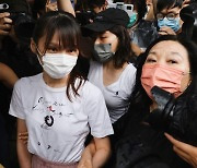 도심 곳곳에 경찰, 검은 옷 입으면 수색..2년 만에 민주화시위 흔적 사라진 홍콩