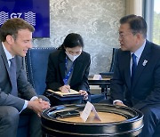 文, 마크롱과 회담 "AI 인력양성 협력 기대"[G7 정상회의]
