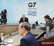 G7 확대회의 참석한 문재인 대통령과 스가 총리