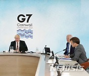 G7 확대회의 3세션 참석한 문재인 대통령