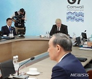 G7 확대회의 참석한 문재인 대통령과 스가 총리
