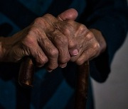 "계단서 떨어진 뒤 죽여야겠다 결심"..88세 노모는 왜 47세 아들을 독살했나