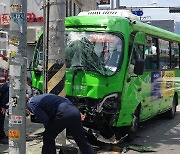 서울 강북구서 마을버스·택시 충돌