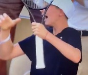 '가보가 된 라켓' 프랑스오픈 챔피언, 조코비치의 라켓 받은 소년