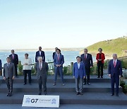 Moon pledges to stand against racial extremism, calls for cooperation on free trade at G7