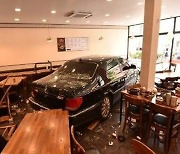 서울 응암동 식당에 차량 들이닥쳐 11명 부상