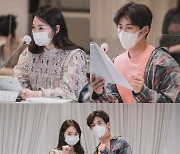 tvN '갯마을 차차차' 대본 리딩 현장 공개, 신민아X김선호 케미 폭발