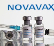 노바백스 "대규모 임상시험서 코로나19 백신 90% 예방 효과"
