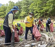 하천 쓰레기 수거하는 홍정기 환경부 차관