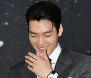 [TEN 포토] 김우빈 '빵터져도 극강의 남친美'