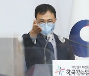외교 현안 취재진 질문받는 최영삼 대변인