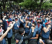 '한 목소리로 구호 외치는 택배 노동자들'