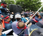 집회 준비 중 경찰과 대치하는 택배노조원들