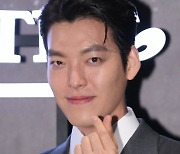 [현장포토] "여전히 근사해"..김우빈, 팬들 향한 하트