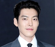 김우빈 '오늘 비가와요, 심장마비' [EM포토]