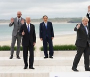 "국제적 고립감" 어색한 스가, G7 데뷔 사진 놓고 日네티즌 들끓어
