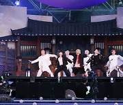 방탄소년단, 8주년 기념 팬미팅에 133만 팬 모였다