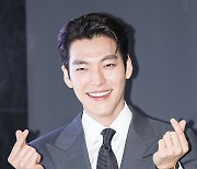 [포토] 김우빈, '신민아 향한 애정의 하트~'