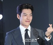 [포토] 김우빈 '7년 신민아♥ 고마워'