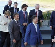 "왜 문 대통령만 노타이에 콤비 차림인가"..G7 의전 대형사고?