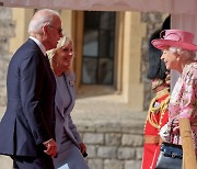 英여왕 만난 바이든 "어머니 생각나" 백악관 초청